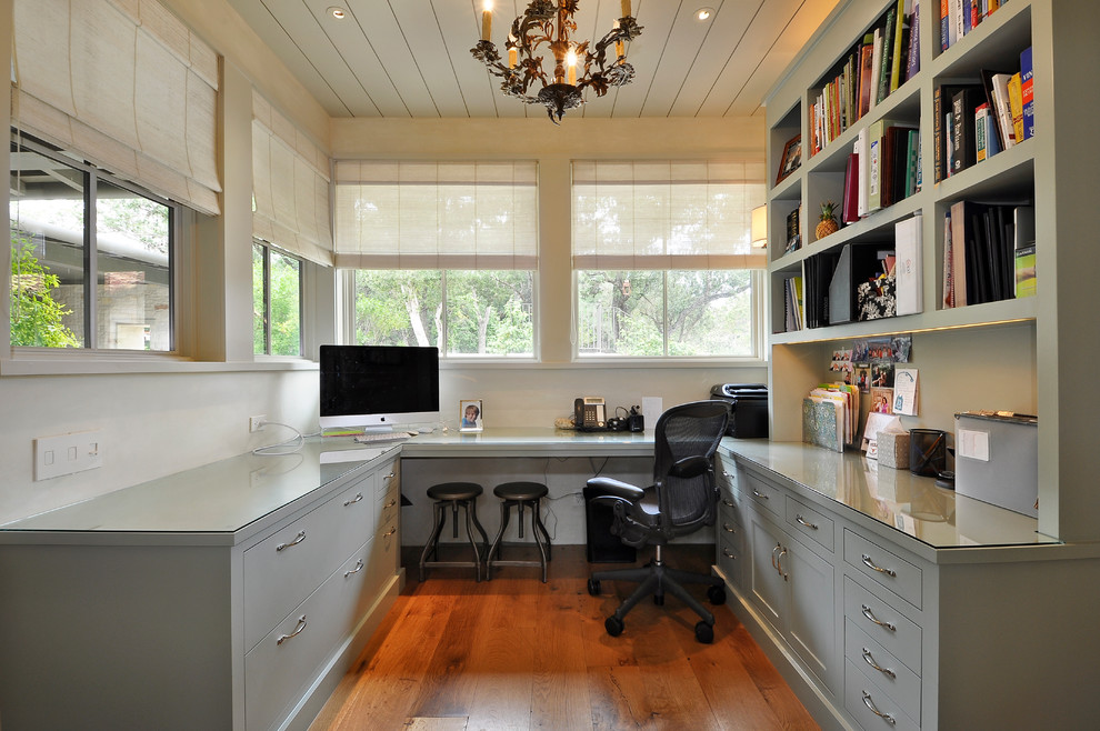 オースティンにあるコンテンポラリースタイルのおしゃれなホームオフィス・書斎 (造り付け机) の写真