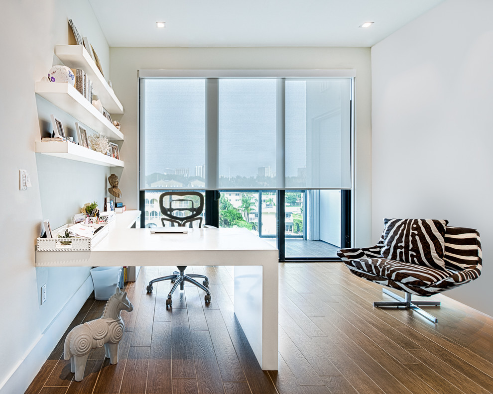 Cette image montre un bureau design de taille moyenne avec un mur blanc, un sol en carrelage de porcelaine et un bureau indépendant.