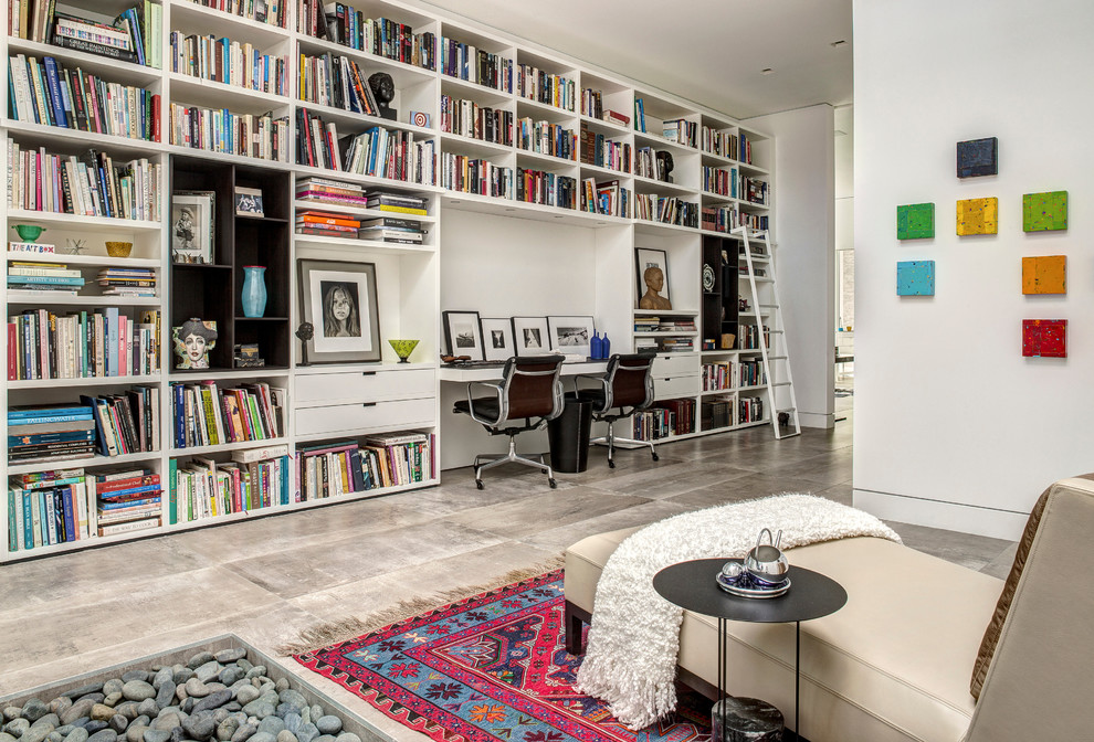 Idee per uno studio minimalista con libreria, pareti bianche e scrivania incassata