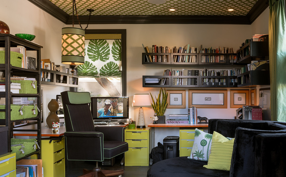 Foto di un ufficio tropicale di medie dimensioni con pareti beige, parquet scuro, nessun camino, scrivania incassata e pavimento marrone