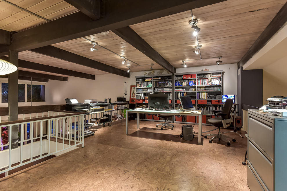 Exemple d'un grand bureau rétro de type studio avec un mur blanc, un sol en liège, un bureau indépendant et un sol marron.