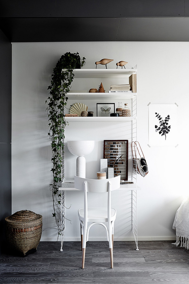 Exemple d'un petit bureau scandinave avec un mur blanc, parquet foncé, un bureau indépendant et un sol marron.