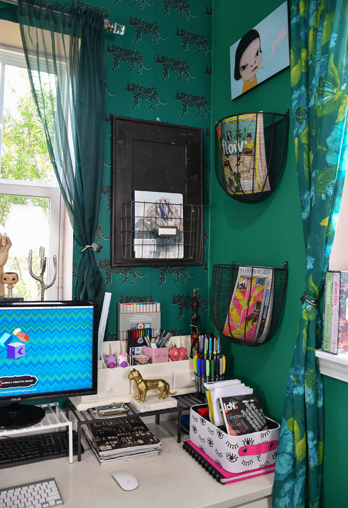 Inredning av ett eklektiskt litet hemmastudio, med gröna väggar, klinkergolv i porslin, ett inbyggt skrivbord och grått golv