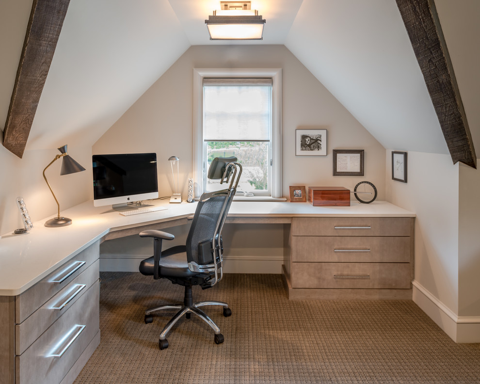 Rustikales Arbeitszimmer mit Arbeitsplatz, weißer Wandfarbe, Teppichboden und Einbau-Schreibtisch in Philadelphia
