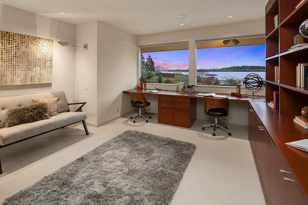 シアトルにあるミッドセンチュリースタイルのおしゃれなホームオフィス・書斎 (グレーの壁、造り付け机、グレーの床) の写真
