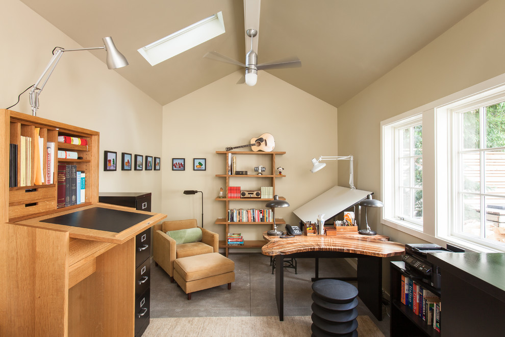 Kleines Klassisches Arbeitszimmer ohne Kamin mit Studio, beiger Wandfarbe, Betonboden und freistehendem Schreibtisch in Portland