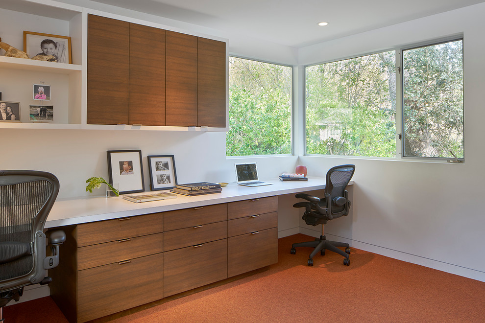 Источник вдохновения для домашнего уюта: большой кабинет в современном стиле с белыми стенами, ковровым покрытием и встроенным рабочим столом без камина