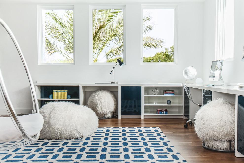 Foto di un ufficio minimalista di medie dimensioni con pareti bianche, pavimento in legno massello medio, nessun camino, scrivania incassata e pavimento marrone
