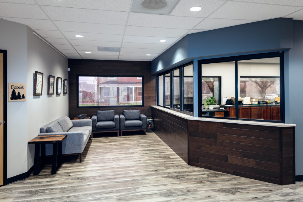 Exemple d'un bureau moderne de taille moyenne avec un mur bleu, un sol en vinyl, un bureau intégré et un sol gris.