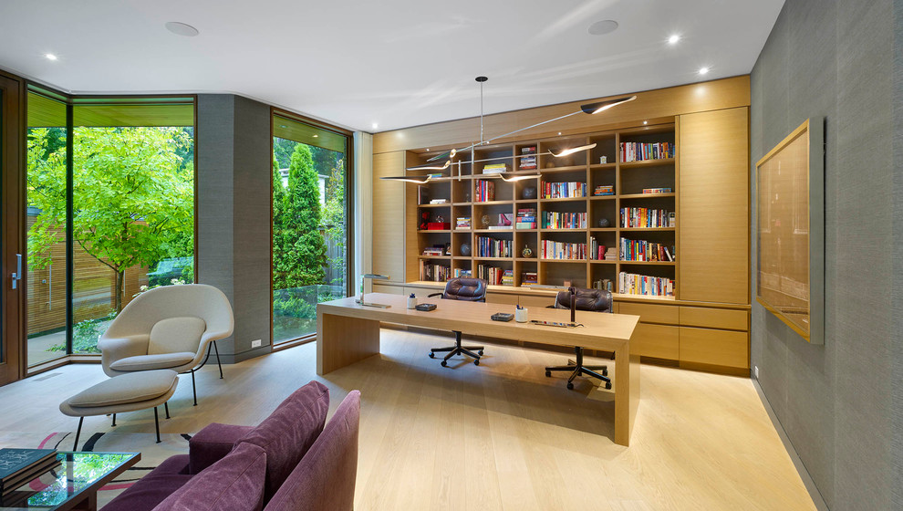 Idée de décoration pour un grand bureau design avec un mur gris, parquet clair et un bureau indépendant.