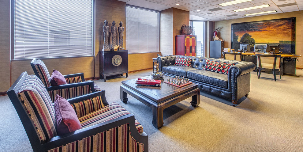 Großes Asiatisches Arbeitszimmer mit brauner Wandfarbe, Teppichboden, freistehendem Schreibtisch und beigem Boden in St. Louis