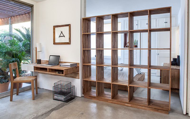Aménagement d'un petit bureau contemporain de type studio avec un mur blanc, sol en béton ciré et un bureau intégré.