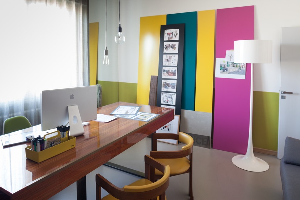 ミラノにあるエクレクティックスタイルのおしゃれなホームオフィス・書斎の写真
