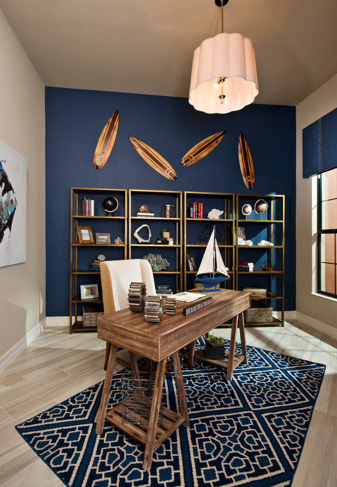 ニューヨークにある高級な小さなトランジショナルスタイルのおしゃれな書斎 (セラミックタイルの床、自立型机、青い壁) の写真