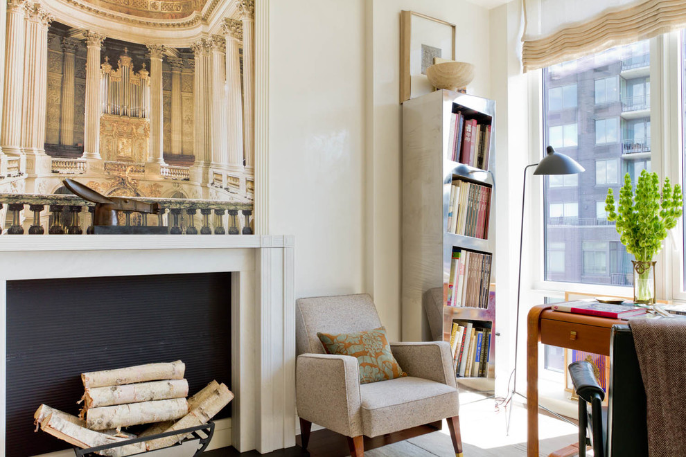 ニューヨークにあるコンテンポラリースタイルのおしゃれなホームオフィス・書斎 (白い壁、標準型暖炉、自立型机) の写真