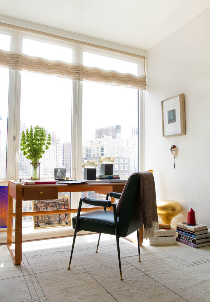 На фото: кабинет в современном стиле с белыми стенами, ковровым покрытием и отдельно стоящим рабочим столом