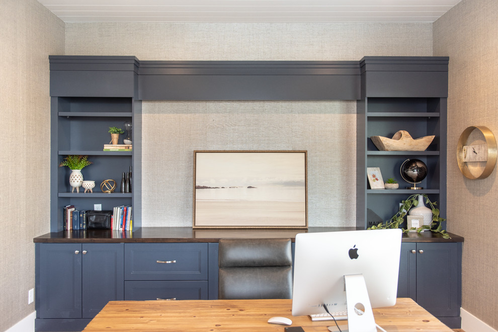 Immagine di un grande ufficio classico con pareti grigie, parquet chiaro, nessun camino, scrivania autoportante e pavimento beige