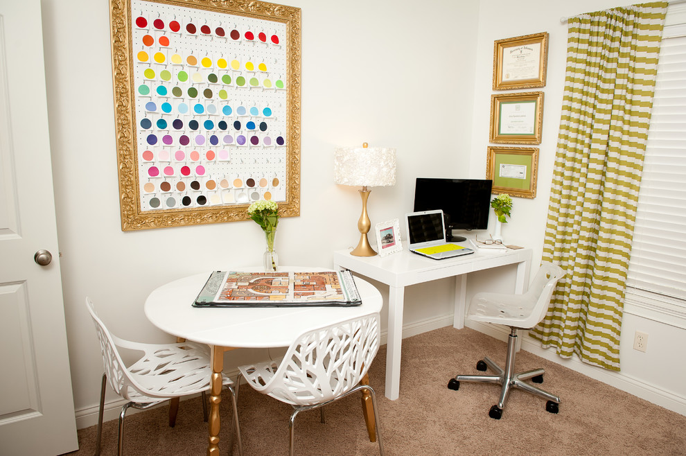 Imagen de despacho contemporáneo con paredes blancas, moqueta y escritorio independiente