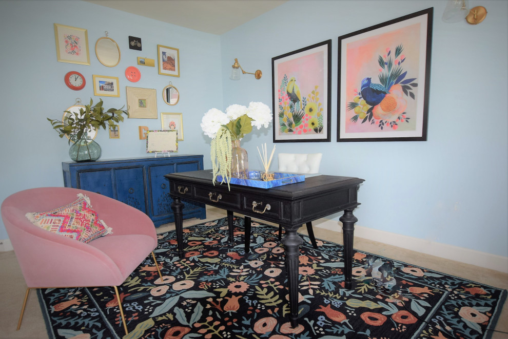 Inspiration för ett mellanstort vintage arbetsrum, med blå väggar, heltäckningsmatta, ett fristående skrivbord och beiget golv