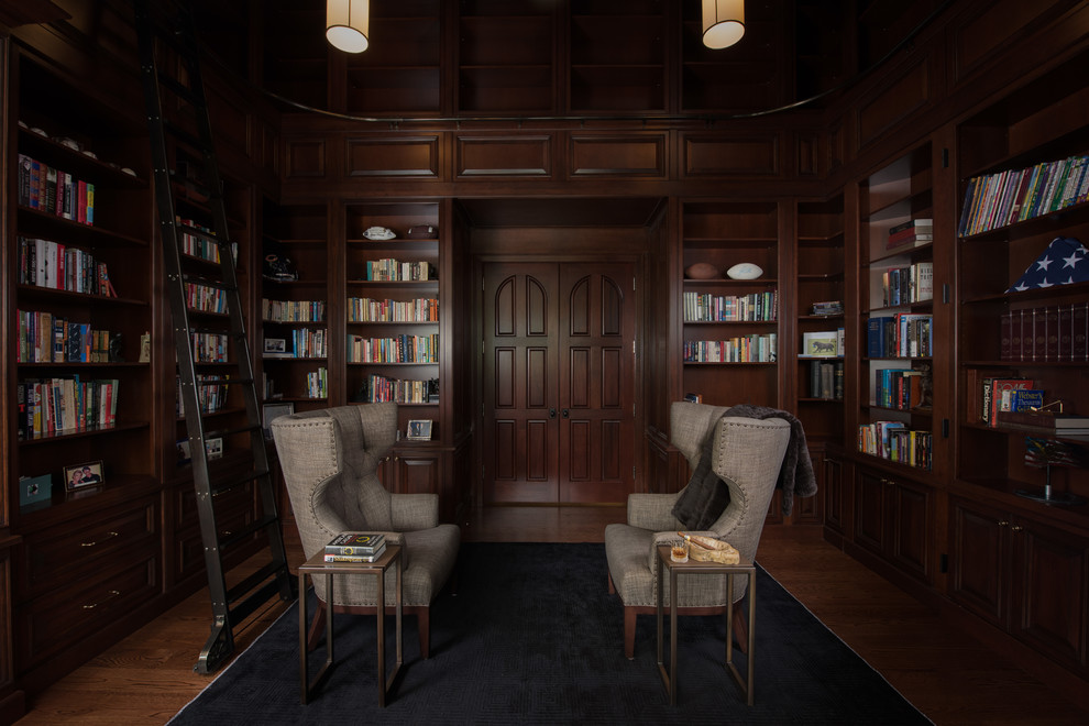 Стильный дизайн: большой домашняя библиотека в классическом стиле с коричневыми стенами, паркетным полом среднего тона, отдельно стоящим рабочим столом и коричневым полом без камина - последний тренд