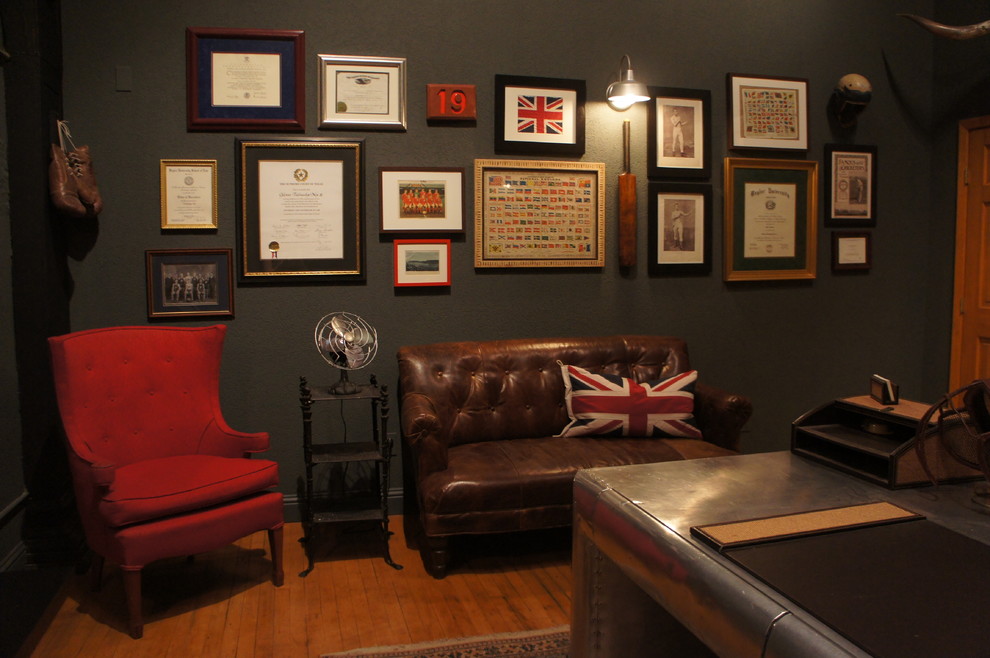 Ejemplo de despacho ecléctico de tamaño medio con paredes azules, suelo de madera clara y escritorio independiente