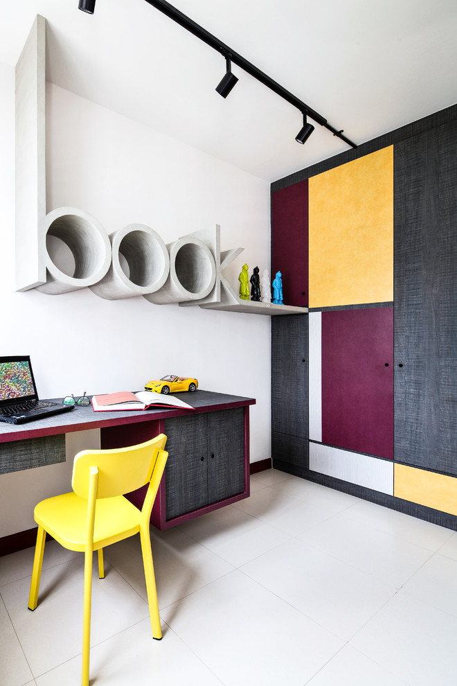 Cette image montre un bureau design avec un mur blanc et un bureau intégré.