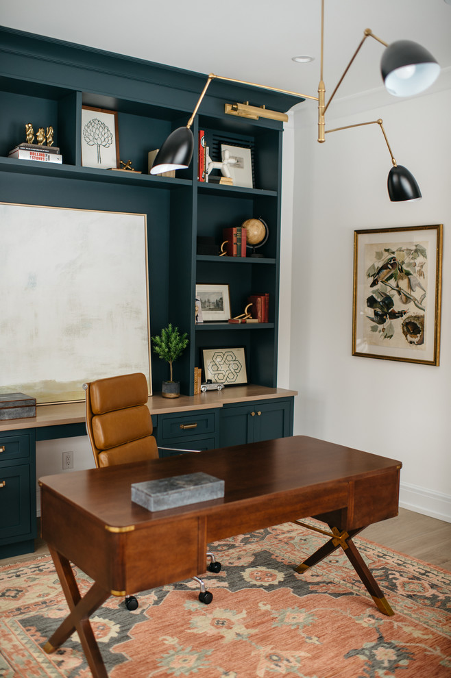 Immagine di un ufficio country con pareti bianche, pavimento in legno massello medio, scrivania autoportante e pavimento marrone