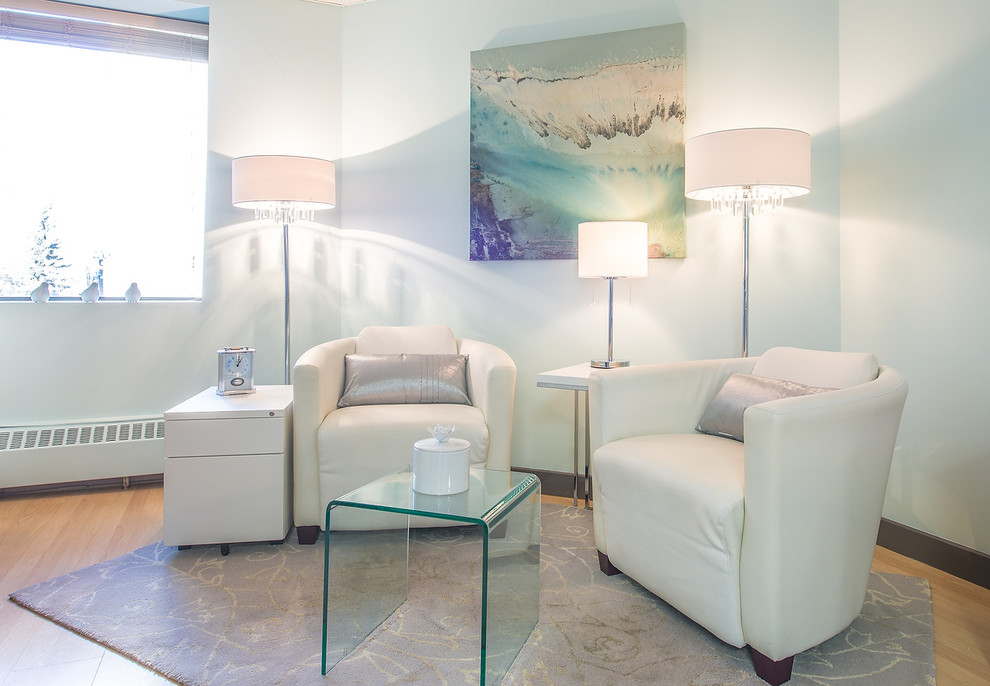 Immagine di un ufficio minimalista di medie dimensioni con pareti blu, parquet chiaro, nessun camino, scrivania autoportante e pavimento beige