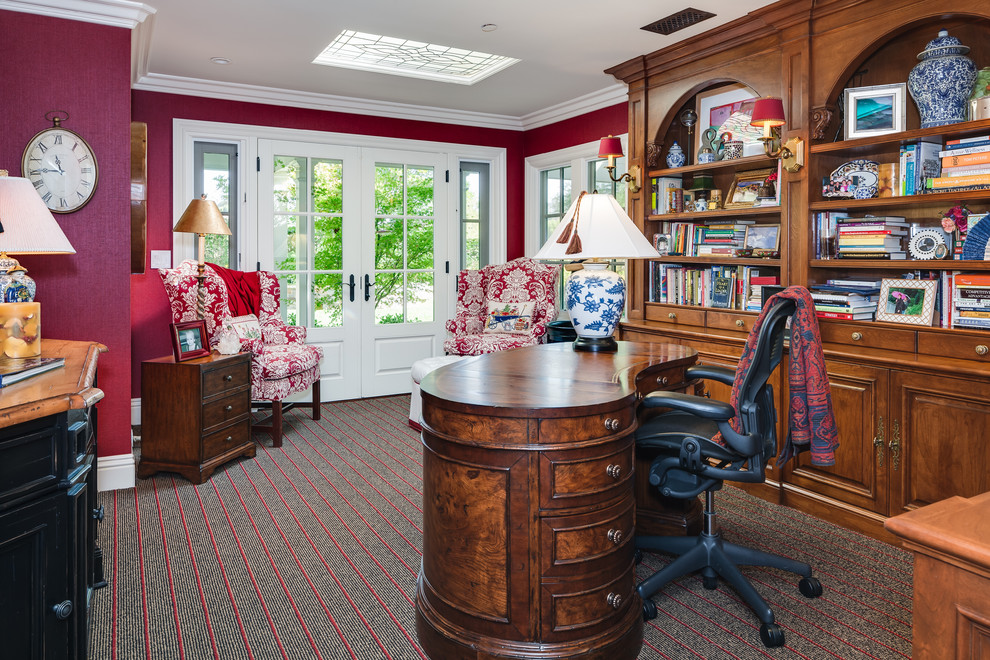 Diseño de despacho clásico con paredes rojas