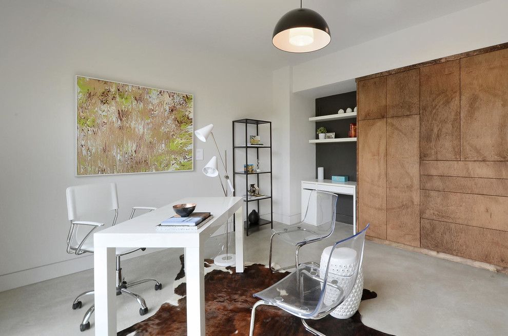 Aménagement d'un bureau contemporain avec un mur blanc et un bureau indépendant.