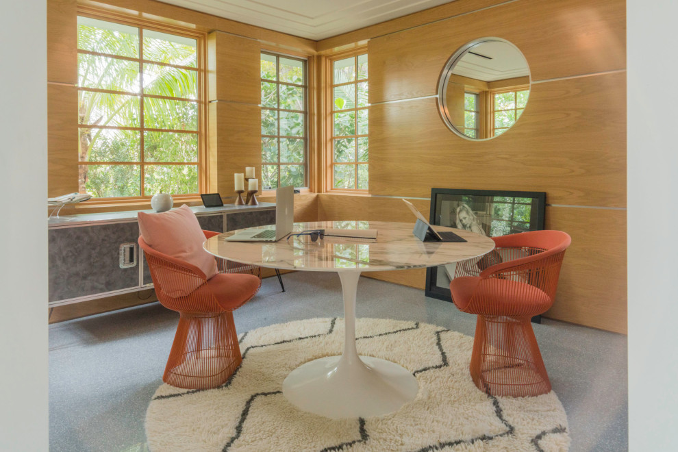 Свежая идея для дизайна: кабинет в современном стиле с коричневыми стенами, бетонным полом, серым полом и деревянными стенами - отличное фото интерьера