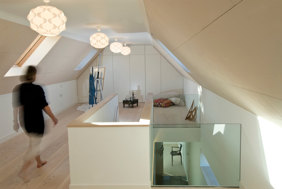 Стильный дизайн: кабинет в современном стиле с белыми стенами - последний тренд