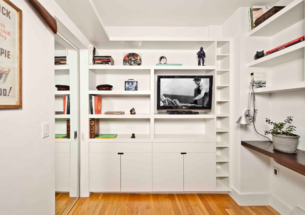Idéer för att renovera ett funkis arbetsrum, med vita väggar, mellanmörkt trägolv och ett inbyggt skrivbord