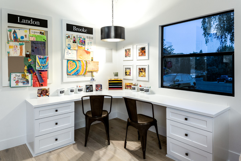 Aménagement d'un grand bureau contemporain avec parquet clair, un sol beige, un mur blanc et un bureau intégré.