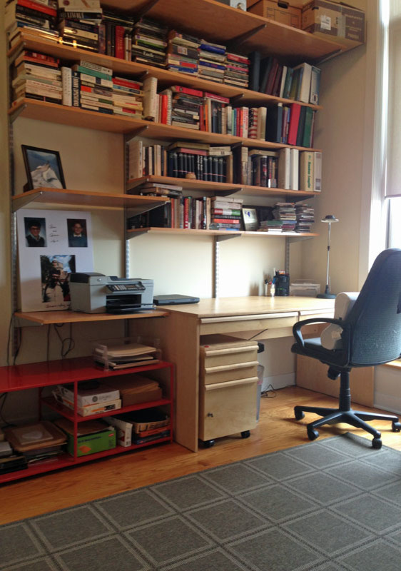 Photo of a small modern study in Miami with a freestanding desk.
