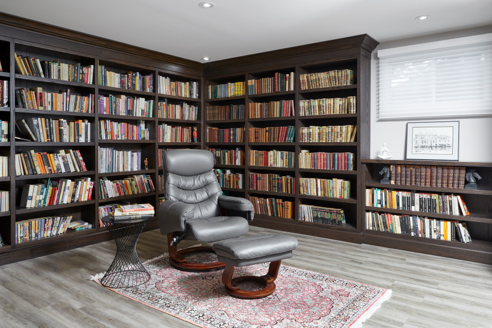 トロントにあるお手頃価格の中くらいなコンテンポラリースタイルのおしゃれなホームオフィス・書斎 (白い壁、ラミネートの床、グレーの床、ライブラリー) の写真