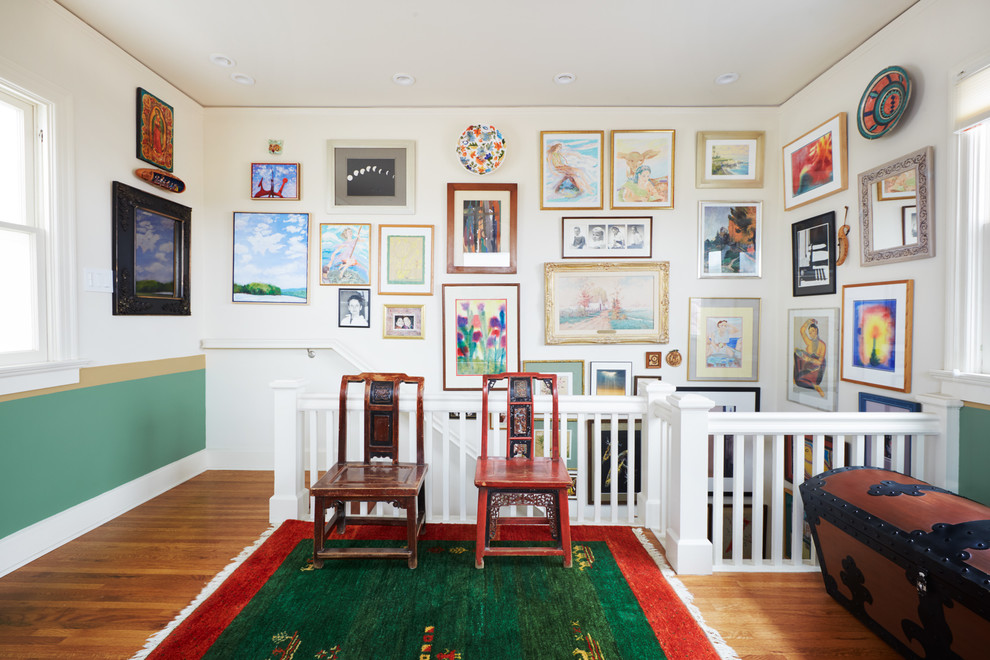 Exempel på ett eklektiskt hobbyrum, med vita väggar, mellanmörkt trägolv och brunt golv