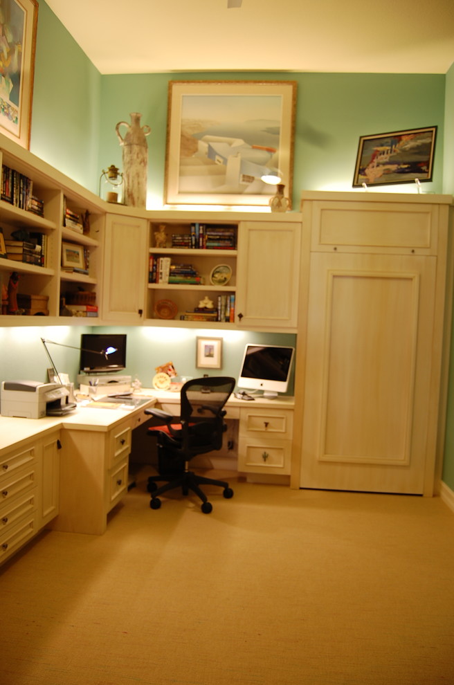 他の地域にあるトラディショナルスタイルのおしゃれなホームオフィス・書斎の写真