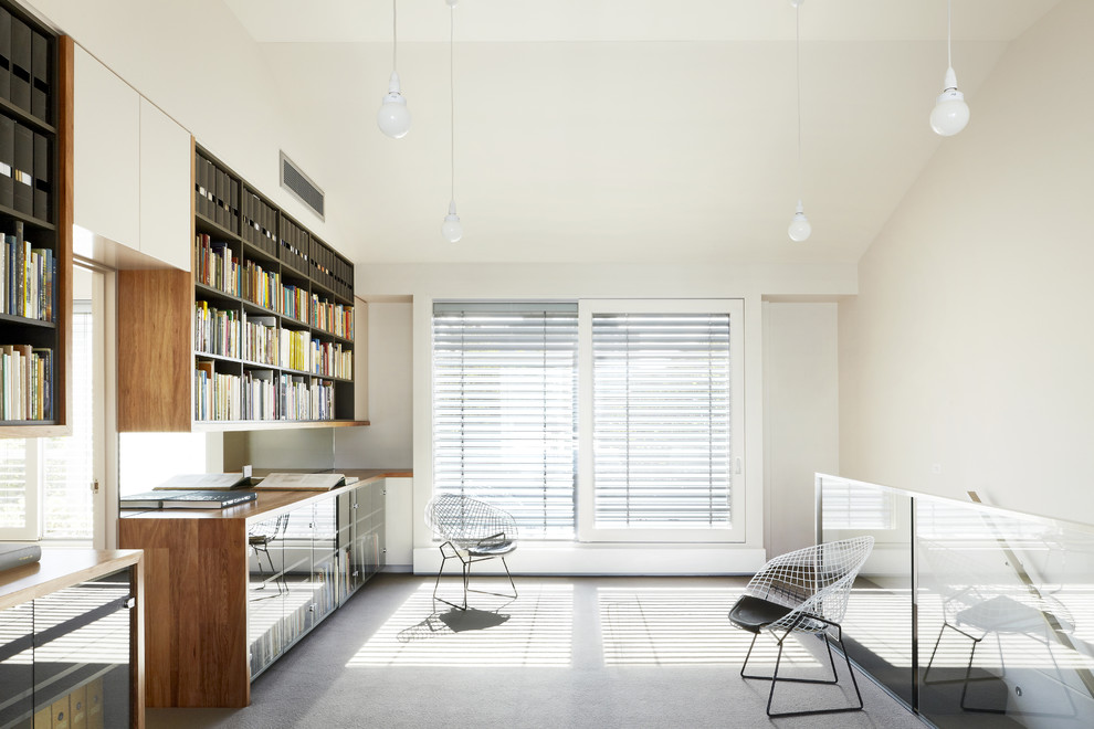 Idéer för ett mellanstort modernt arbetsrum, med ett inbyggt skrivbord
