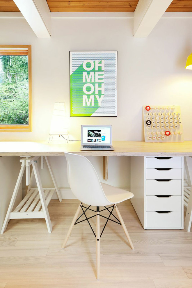 Стильный дизайн: рабочее место в стиле ретро с белыми стенами, светлым паркетным полом и отдельно стоящим рабочим столом - последний тренд