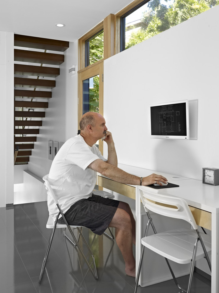 Inspiration pour un bureau minimaliste avec un mur blanc et un sol gris.
