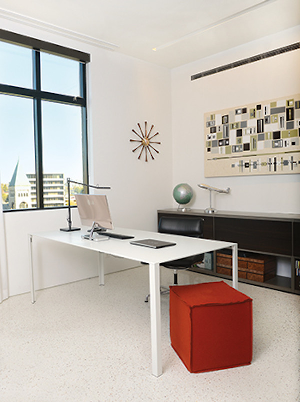 Idéer för ett mellanstort modernt arbetsrum, med ett fristående skrivbord och vita väggar