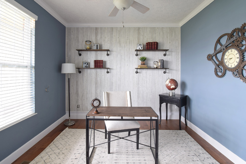シンシナティにある低価格の中くらいなインダストリアルスタイルのおしゃれな書斎 (青い壁、無垢フローリング、自立型机、茶色い床) の写真
