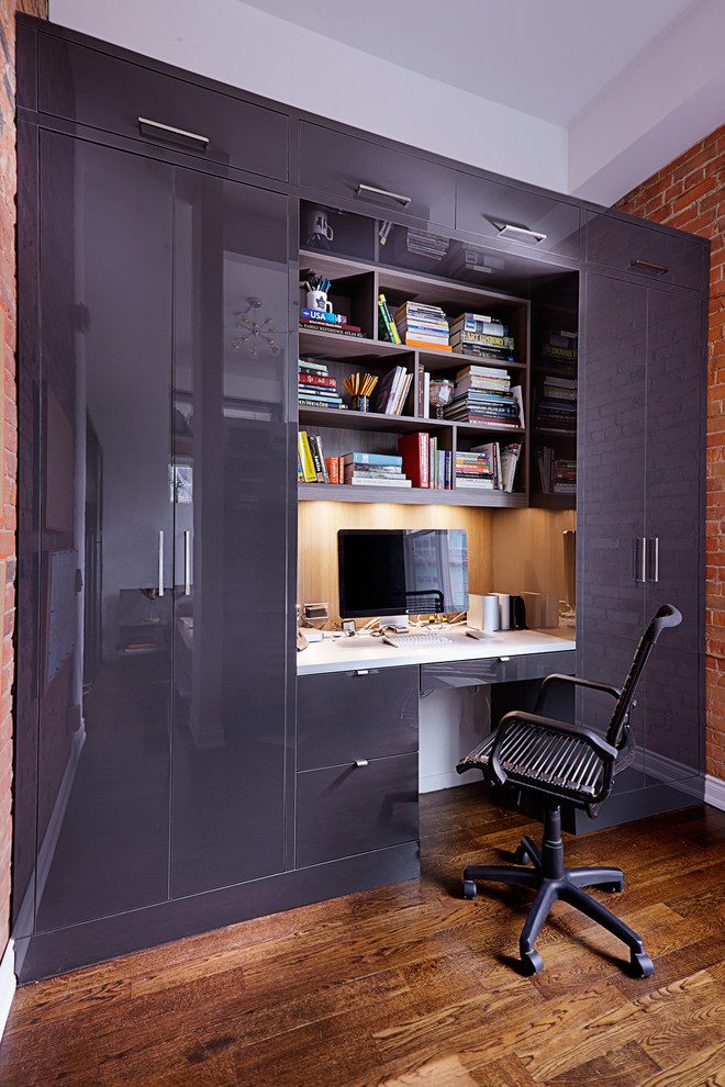 Modernes Arbeitszimmer mit dunklem Holzboden und Einbau-Schreibtisch in Toronto