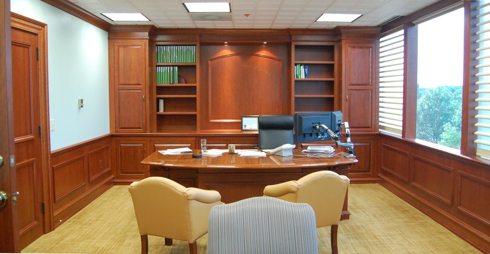 На фото: кабинет среднего размера в классическом стиле с синими стенами, ковровым покрытием и отдельно стоящим рабочим столом