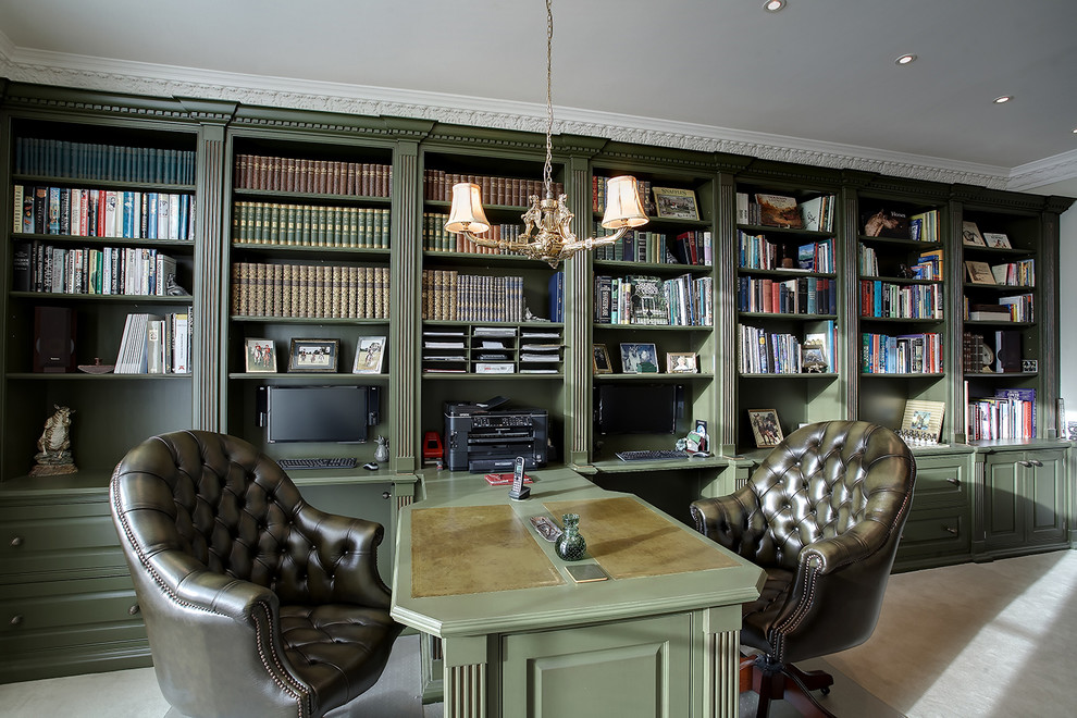 グロスタシャーにあるトラディショナルスタイルのおしゃれな書斎 (緑の壁、カーペット敷き、造り付け机) の写真