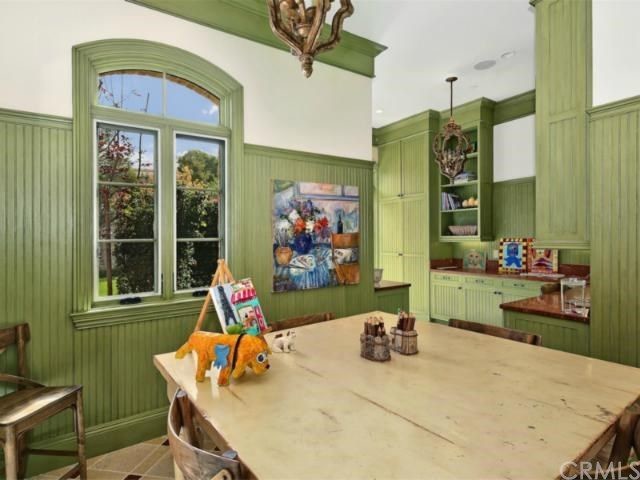 На фото: кабинет в классическом стиле с местом для рукоделия, зелеными стенами, полом из травертина и отдельно стоящим рабочим столом без камина