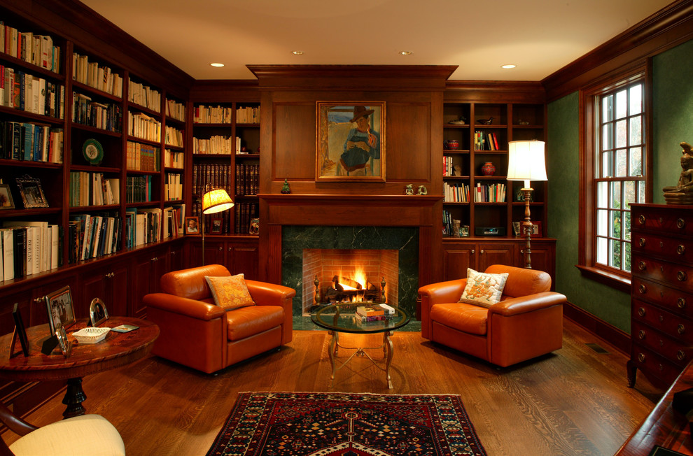 Foto de despacho tradicional con paredes verdes, suelo de madera en tonos medios y todas las chimeneas