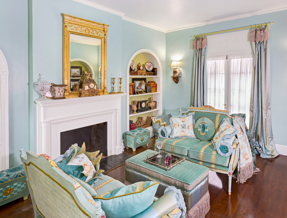 フィラデルフィアにあるお手頃価格の中くらいなトラディショナルスタイルのおしゃれな書斎 (青い壁、濃色無垢フローリング、標準型暖炉、漆喰の暖炉まわり) の写真