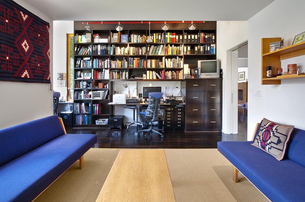 ロサンゼルスにあるサンタフェスタイルのおしゃれな書斎 (白い壁、濃色無垢フローリング、自立型机) の写真